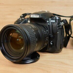 Nikon D300 dslr Camera 12.3MP with Nikkor AF-S DX VR 18-200mm Lens